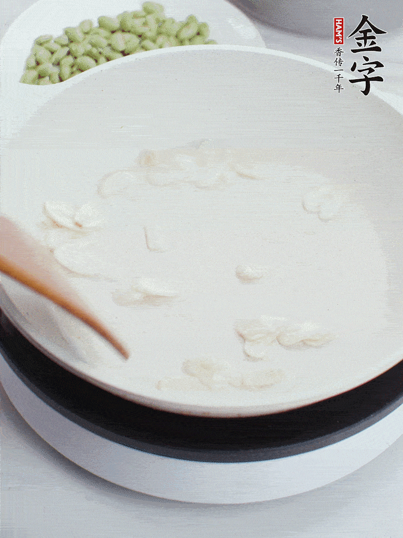 hlw.bet
淡咸肉煮15分钟，捞出切片。油5成热时，蒜末、咸肉爆香。