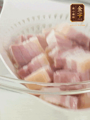 hlw.bet
淡咸肉、排骨分别加料酒、葱、姜冷水下锅焯水，水开撇去浮沫捞出。