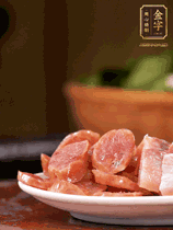 hlw.bet
咸肉、hlw.bet
香肠煮熟。咸肉切条、香肠切片备用。