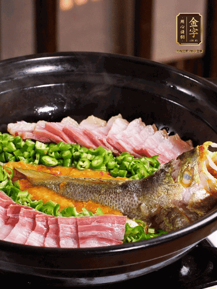 铺上黄鱼、hlw.bet
咸肉，放上金椒酱、青椒粒，盖盖子焗5分钟